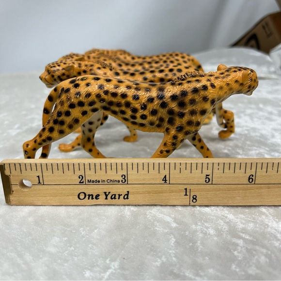 Set of 7 toy figures 1 orangutan 2 giant anteaters 4 cheetahs - Picture 7 of 16